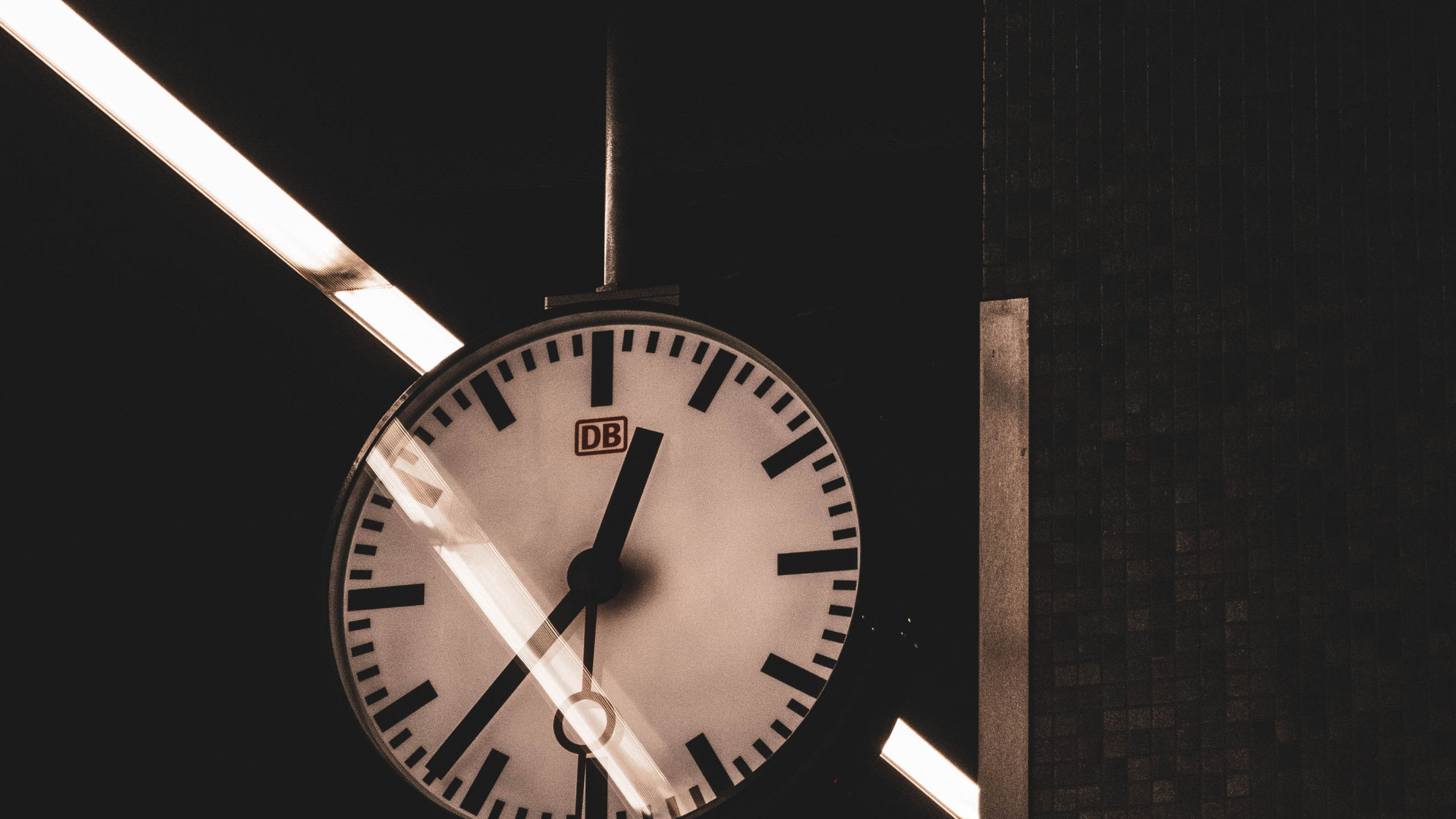 Schwarz-weiße Analoge Uhr. Wallpaper in 2560x1440 Resolution