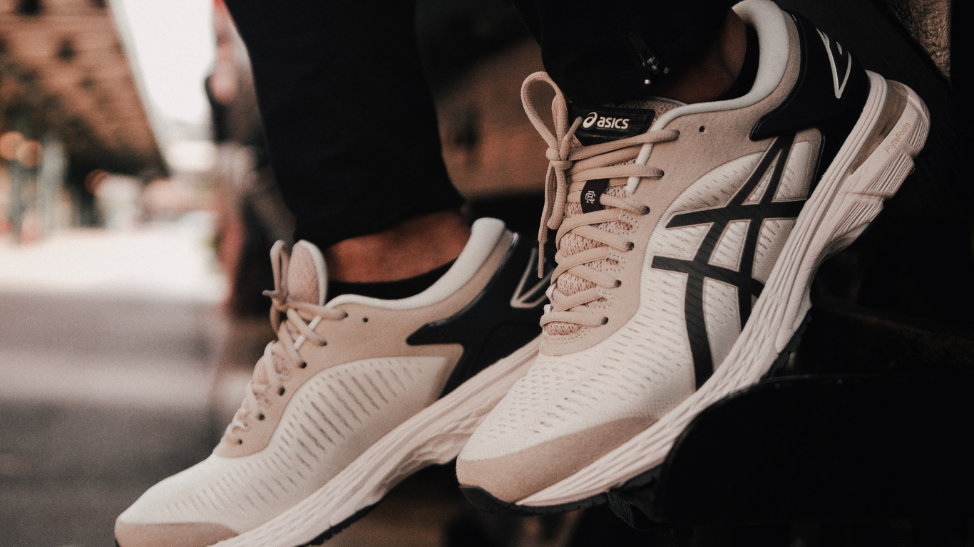 Person Wearing White and Black Nike Athletic Shoes. Wallpaper in 1366x768 Resolution