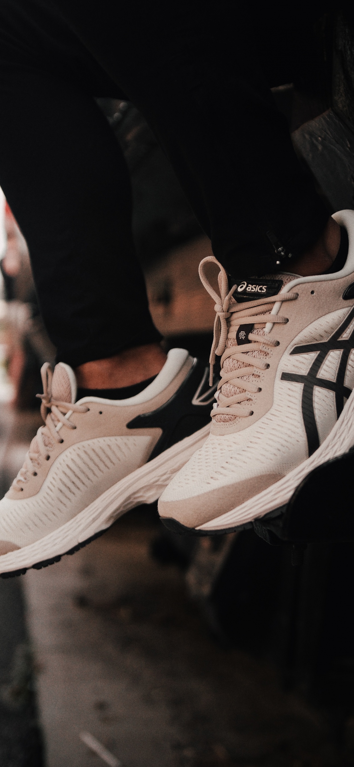 Personne Portant Des Chaussures de Sport Nike Blanches et Noires. Wallpaper in 1242x2688 Resolution