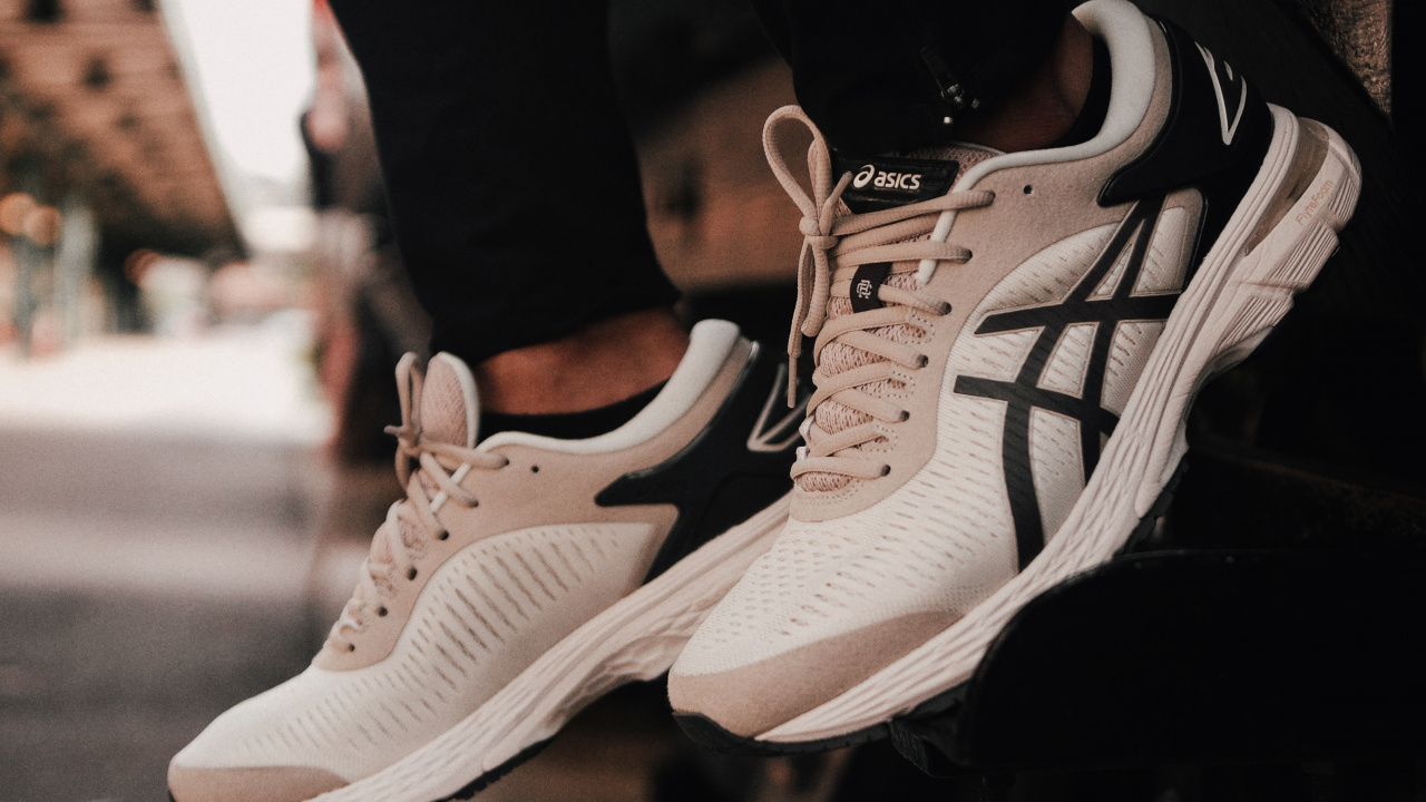 Personne Portant Des Chaussures de Sport Nike Blanches et Noires. Wallpaper in 1280x720 Resolution