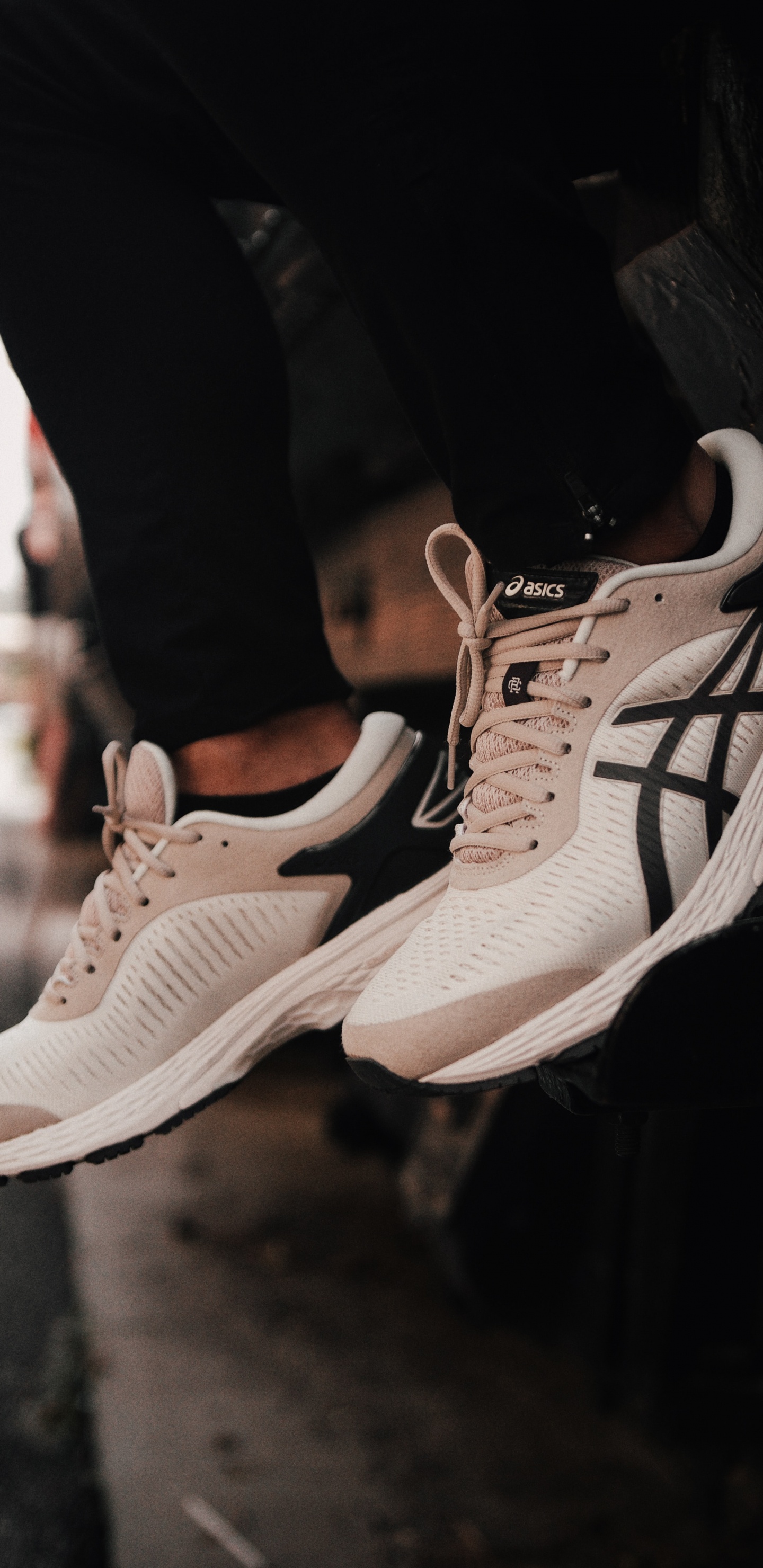 Personne Portant Des Chaussures de Sport Nike Blanches et Noires. Wallpaper in 1440x2960 Resolution