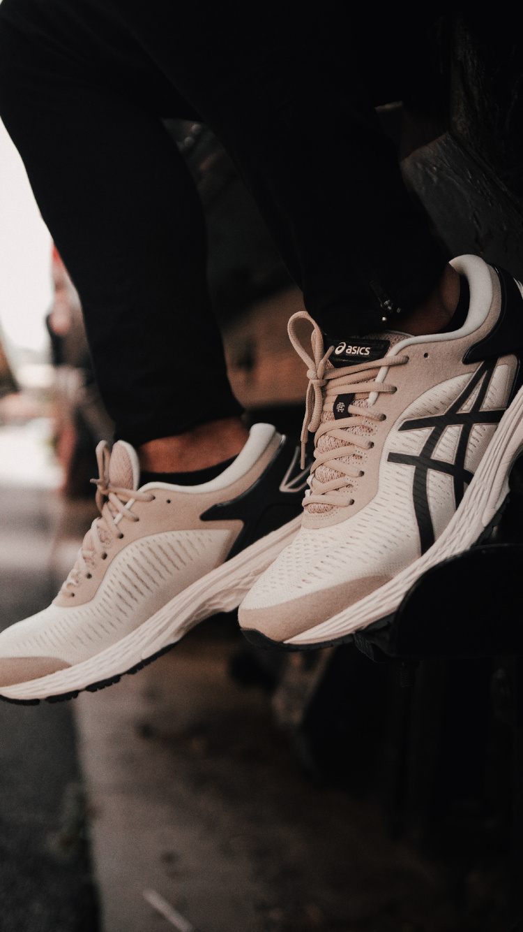 Personne Portant Des Chaussures de Sport Nike Blanches et Noires. Wallpaper in 750x1334 Resolution