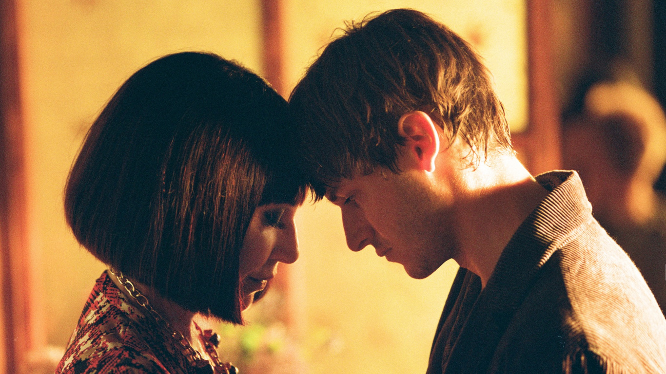 Hombre Con Chaqueta de Traje Negro Besando a Una Mujer Con Camisa Floral Marrón. Wallpaper in 1366x768 Resolution