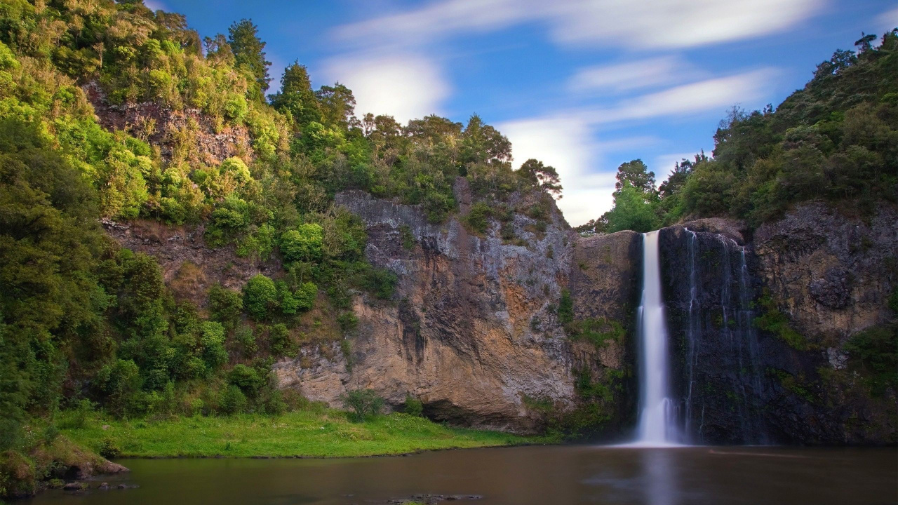 Cascadas Cerca de Árboles Verdes Bajo un Cielo Azul Durante el Día. Wallpaper in 1280x720 Resolution