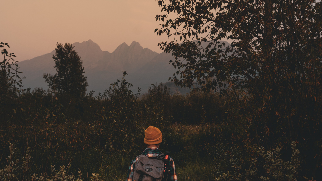 Man in Brown Hat Standing on Green Grass Field During Daytime. Wallpaper in 1280x720 Resolution
