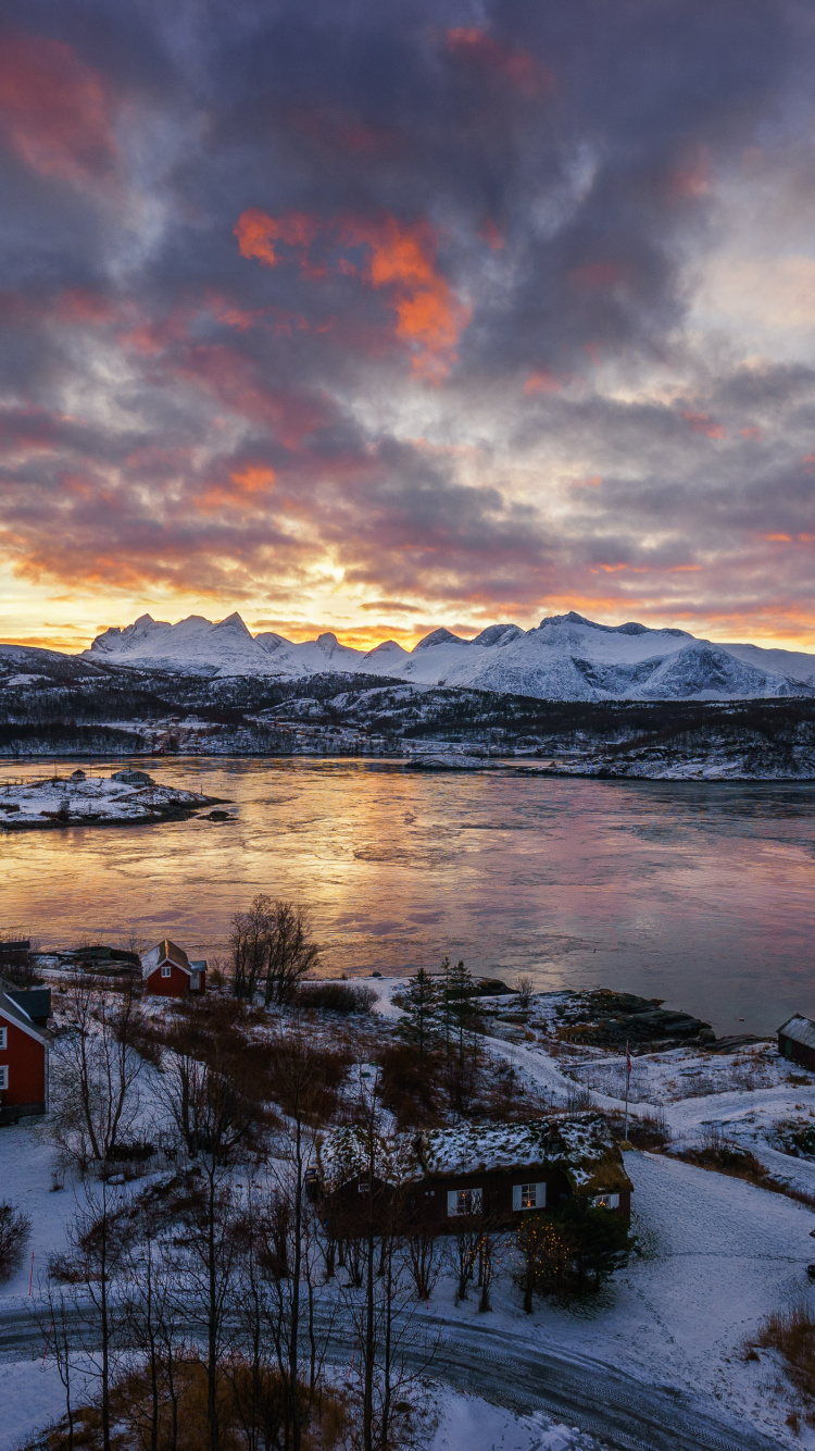 Champ Couvert de Neige Près D'un Plan D'eau Sous un Ciel Nuageux Pendant la Journée. Wallpaper in 750x1334 Resolution