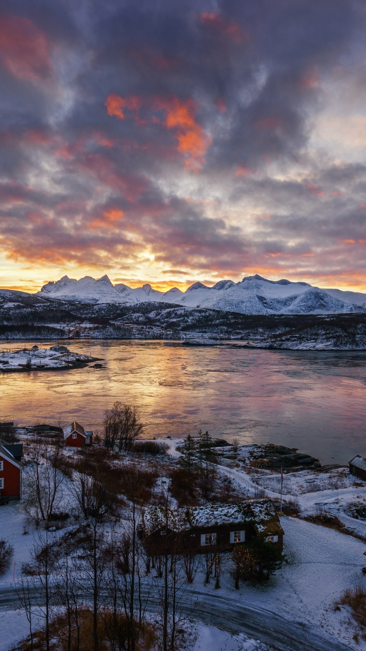 Schneebedecktes Feld in Der Nähe Von Gewässern Unter Bewölktem Himmel Tagsüber. Wallpaper in 720x1280 Resolution