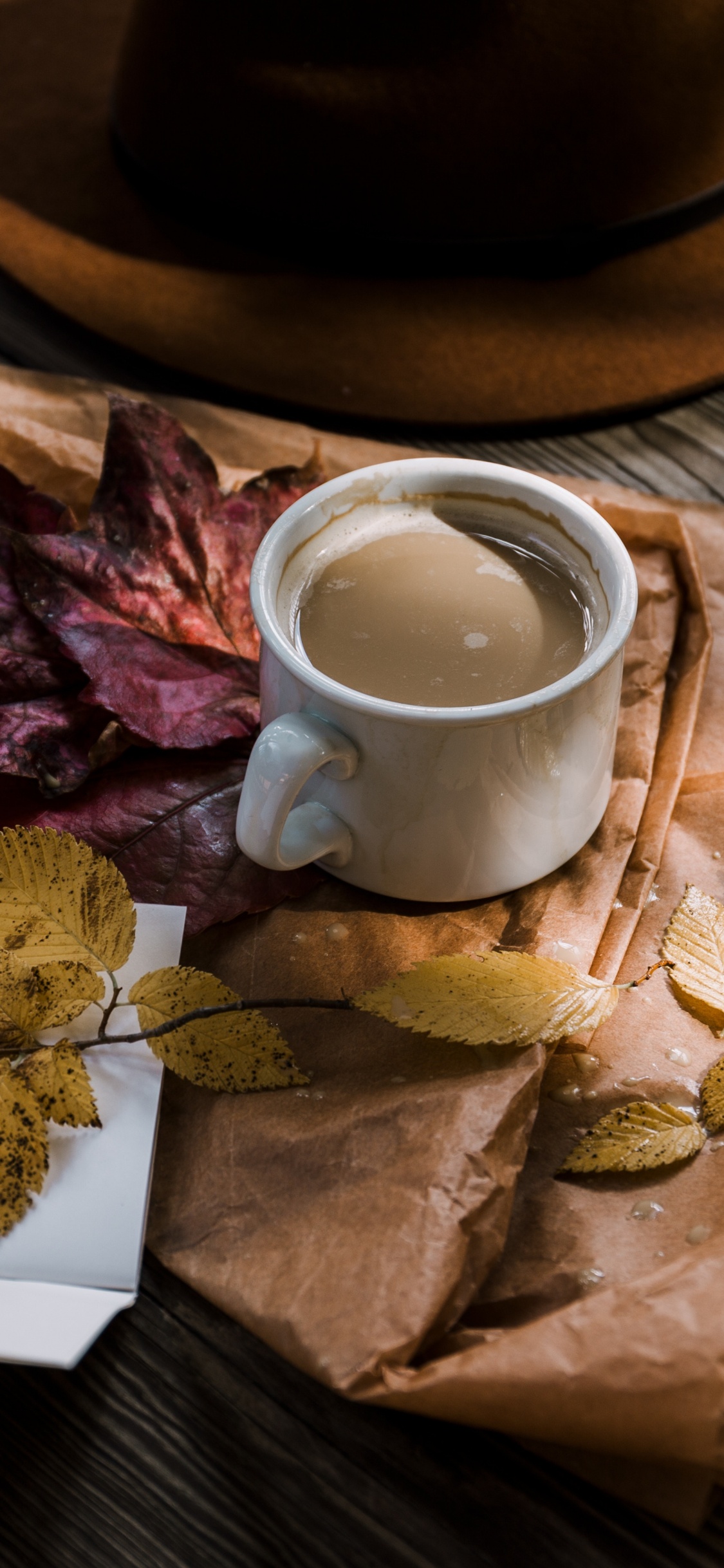 Mug en Céramique Blanche Sur Sous-verre en Bois Marron. Wallpaper in 1125x2436 Resolution