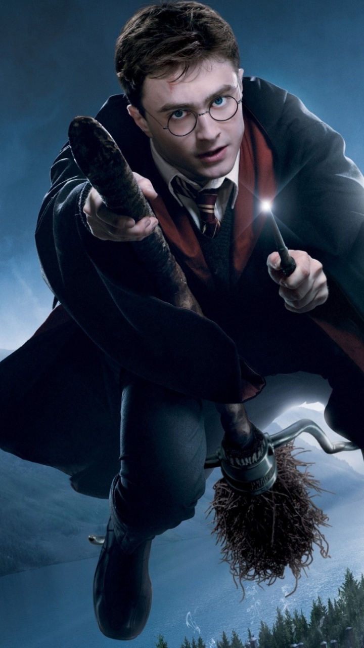 Mann in Schwarzer Jacke Steht Neben Frau in Schwarzem Mantel. Wallpaper in 720x1280 Resolution