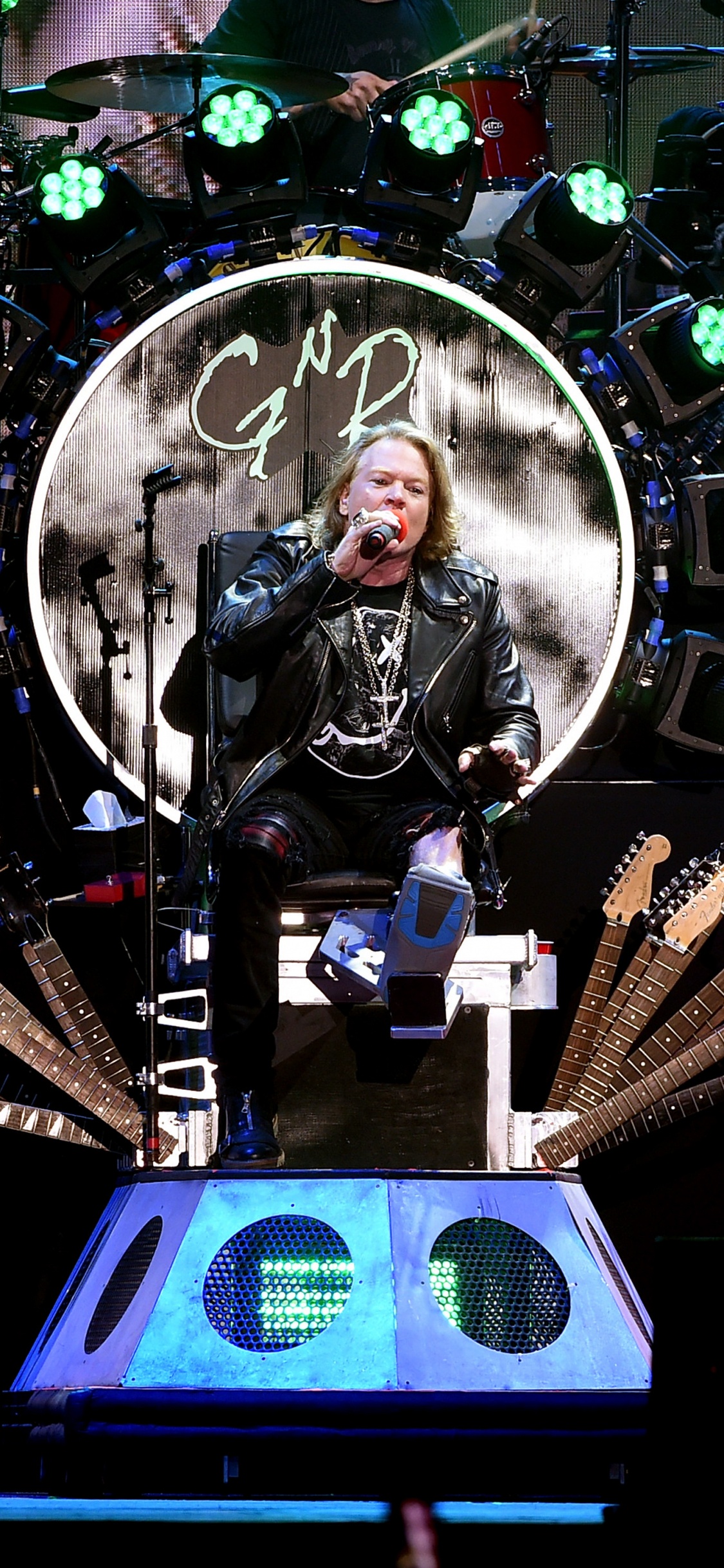 Guns N Roses, Musician, Performance, Stage, Performing Arts. Wallpaper in 1125x2436 Resolution