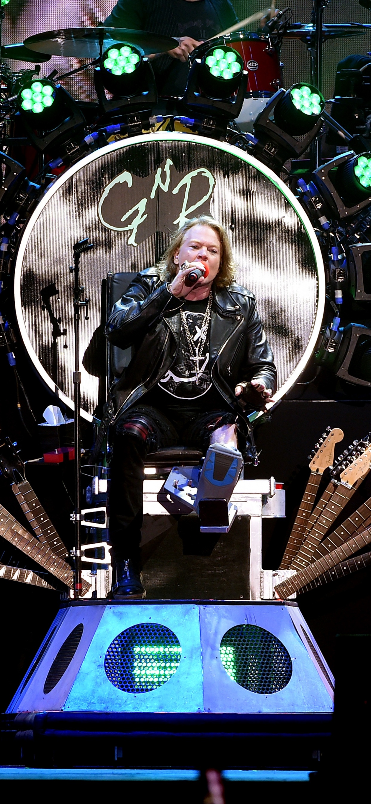 Guns N Roses, Musician, Performance, Stage, Performing Arts. Wallpaper in 1242x2688 Resolution