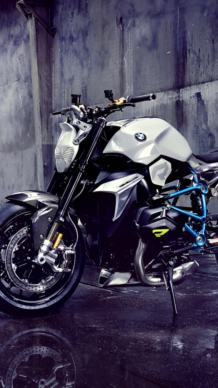 Schwarz-Silber-Cruiser-Motorrad Neben Holzwand Geparkt. Wallpaper in 750x1334 Resolution