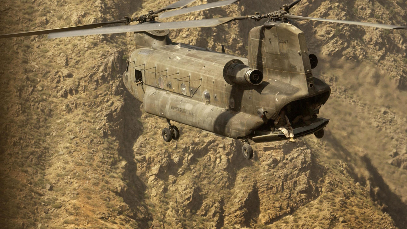 Avion de Chasse Gris et Noir Sur la Montagne Rocheuse Brune Pendant la Journée. Wallpaper in 1366x768 Resolution