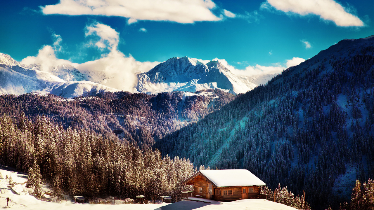 Braunes Holzhaus in Der Nähe Von Grünen Bäumen Und Bergen Unter Blauem Himmel Und Weißen Wolken Tagsüber. Wallpaper in 1280x720 Resolution