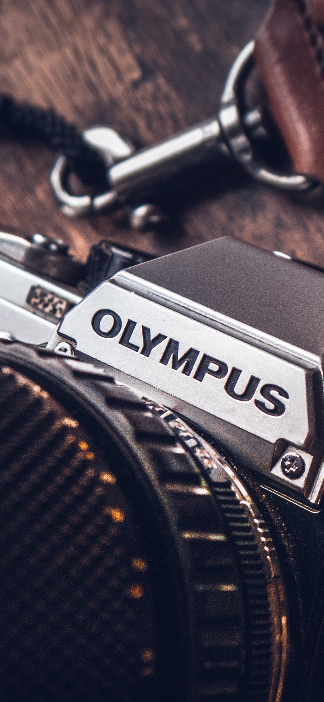 Schwarze Und Silberne Nikon Dslr Kamera. Wallpaper in 1125x2436 Resolution