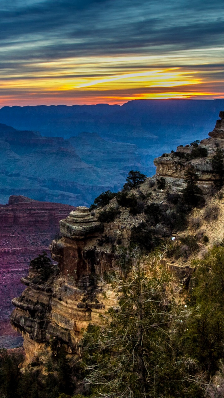 Montaña Rocosa Marrón Bajo un Cielo Azul Durante el Día. Wallpaper in 720x1280 Resolution