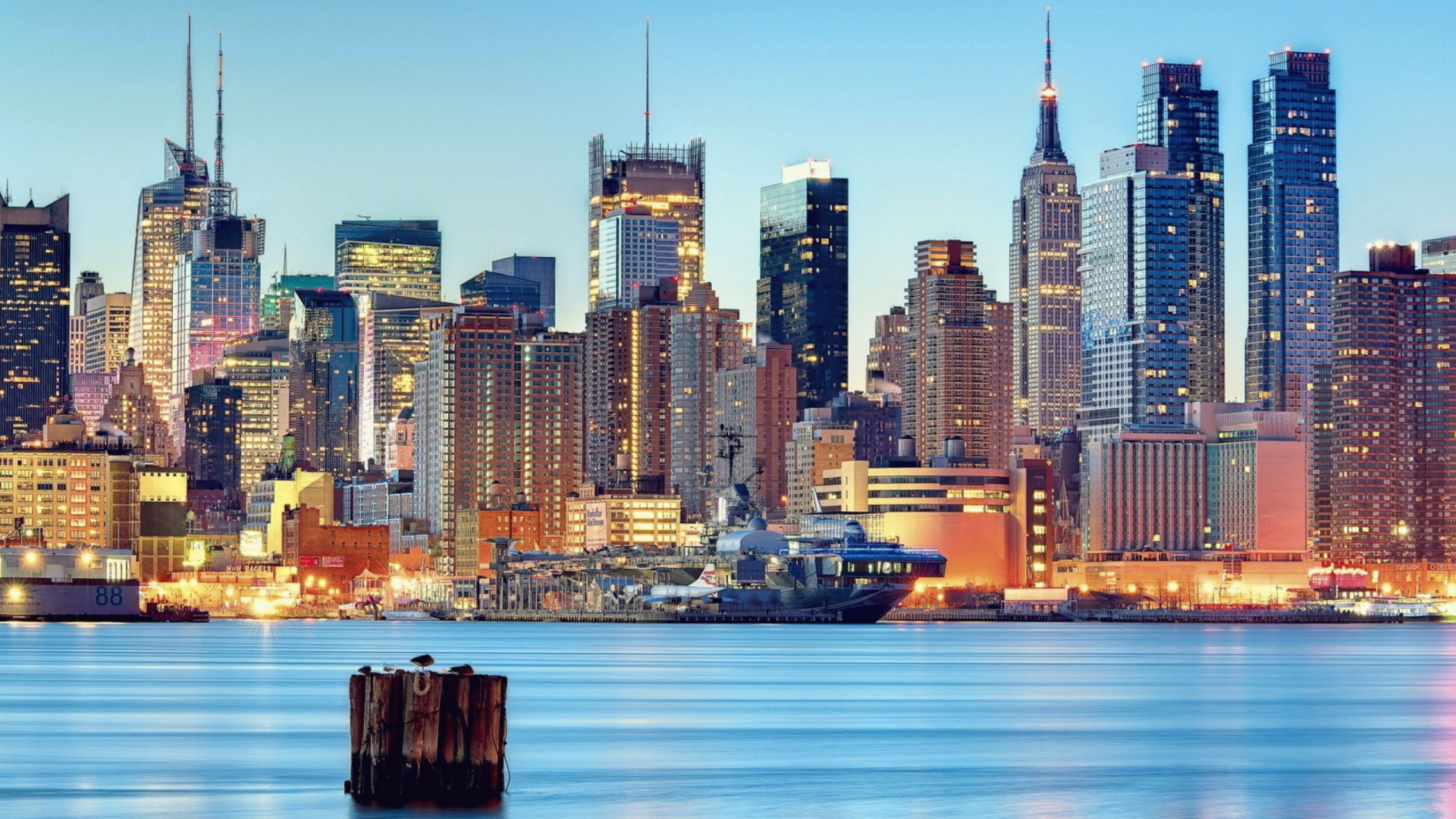 Horizon de la Ville à Travers le Plan D'eau Pendant la Journée. Wallpaper in 1920x1080 Resolution