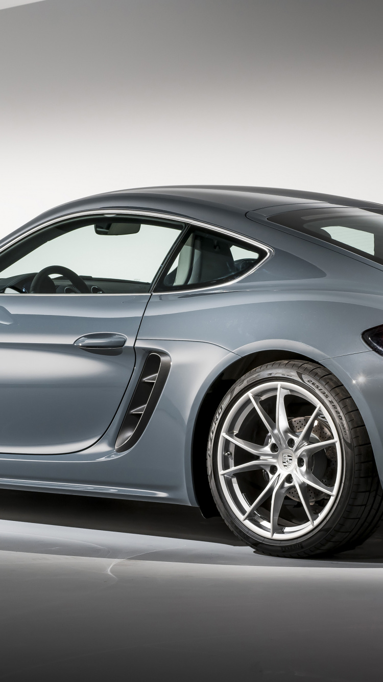 Porsche 911 Noire Garée Dans Une Salle Blanche. Wallpaper in 750x1334 Resolution