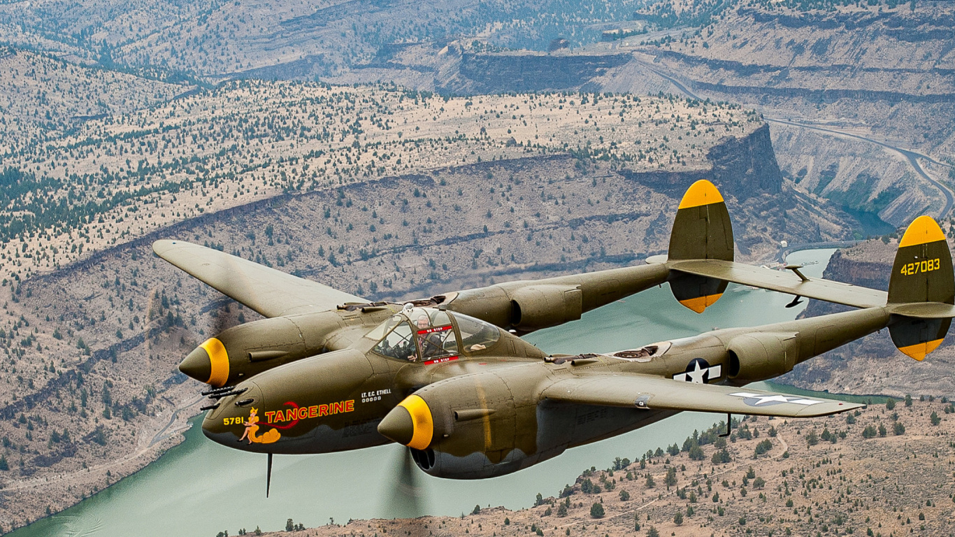 Avion de Chasse Gris Survolant la Montagne Pendant la Journée. Wallpaper in 1366x768 Resolution