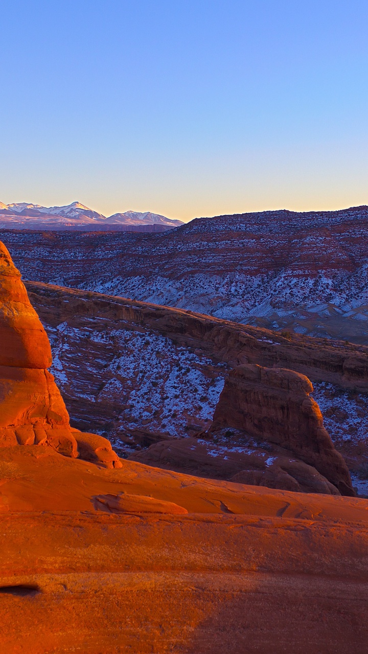 Montagne Rocheuse Brune Sous Ciel Bleu Pendant la Journée. Wallpaper in 720x1280 Resolution
