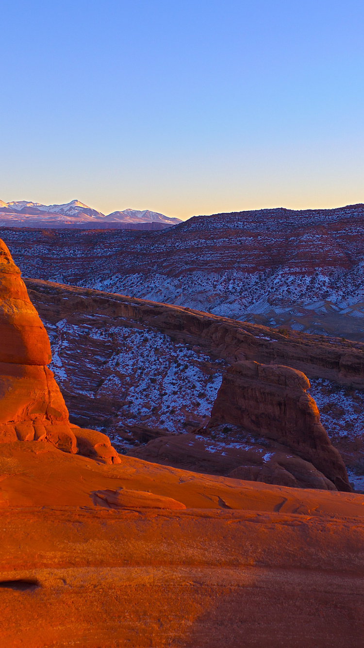 Montagne Rocheuse Brune Sous Ciel Bleu Pendant la Journée. Wallpaper in 750x1334 Resolution