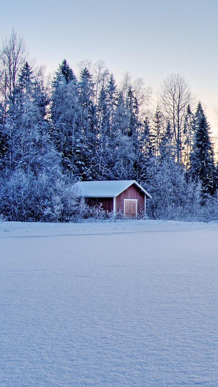 Maison en Bois Brune Sur le Sol Couvert de Neige Pendant le Coucher du Soleil. Wallpaper in 720x1280 Resolution