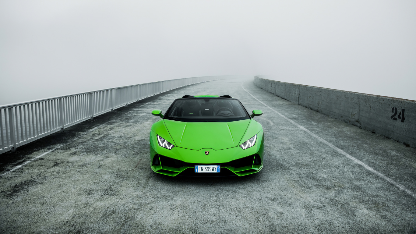 Lamborghini Aventador Verte Sur Route Goudronnée Grise. Wallpaper in 1366x768 Resolution