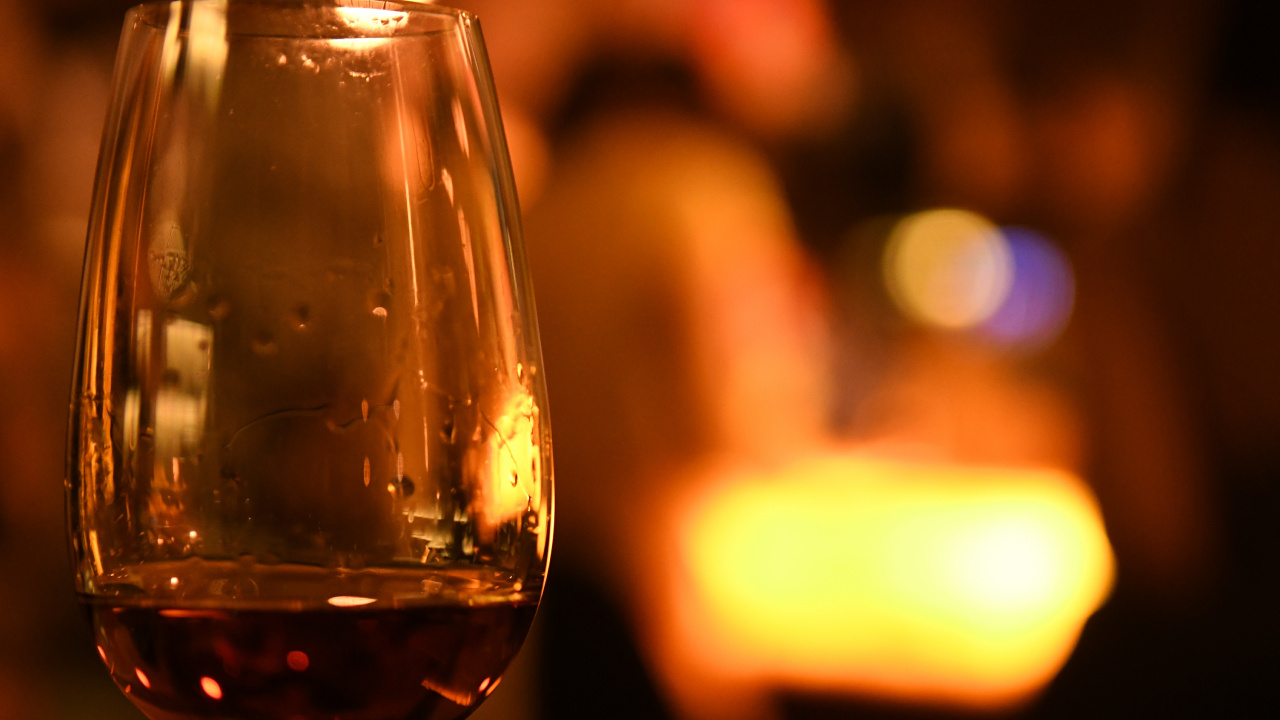 Clear Wine Glass With Red Wine. Wallpaper in 1280x720 Resolution