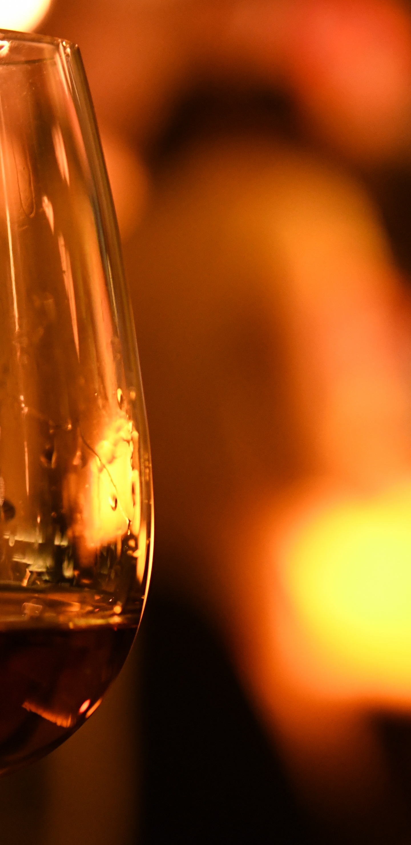 Copa de Vino Transparente Con Vino Tinto. Wallpaper in 1440x2960 Resolution