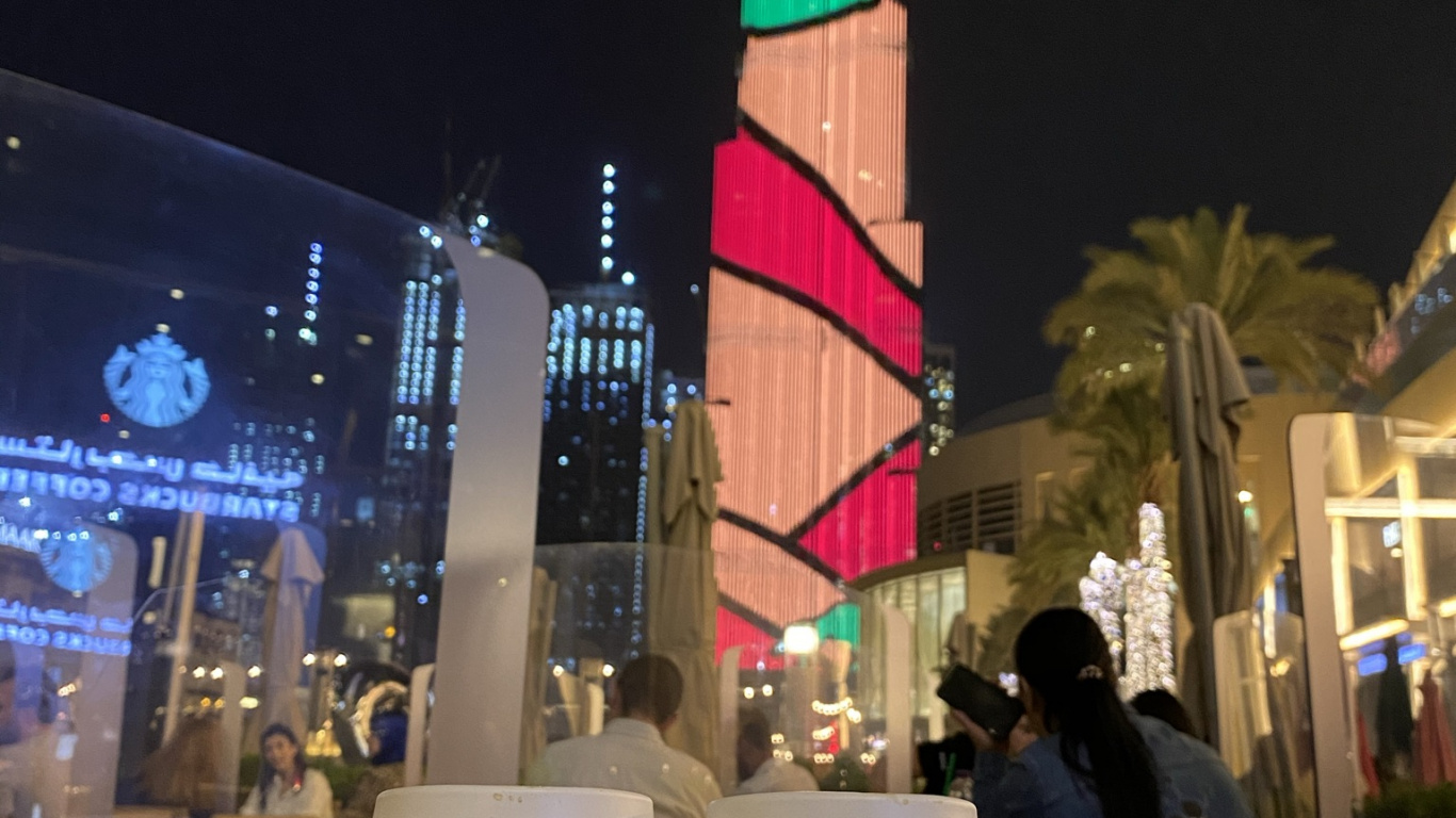 Dubaï, Burj Khalifa, Logo Starbucks 2011, Verrerie, Minuit. Wallpaper in 1366x768 Resolution