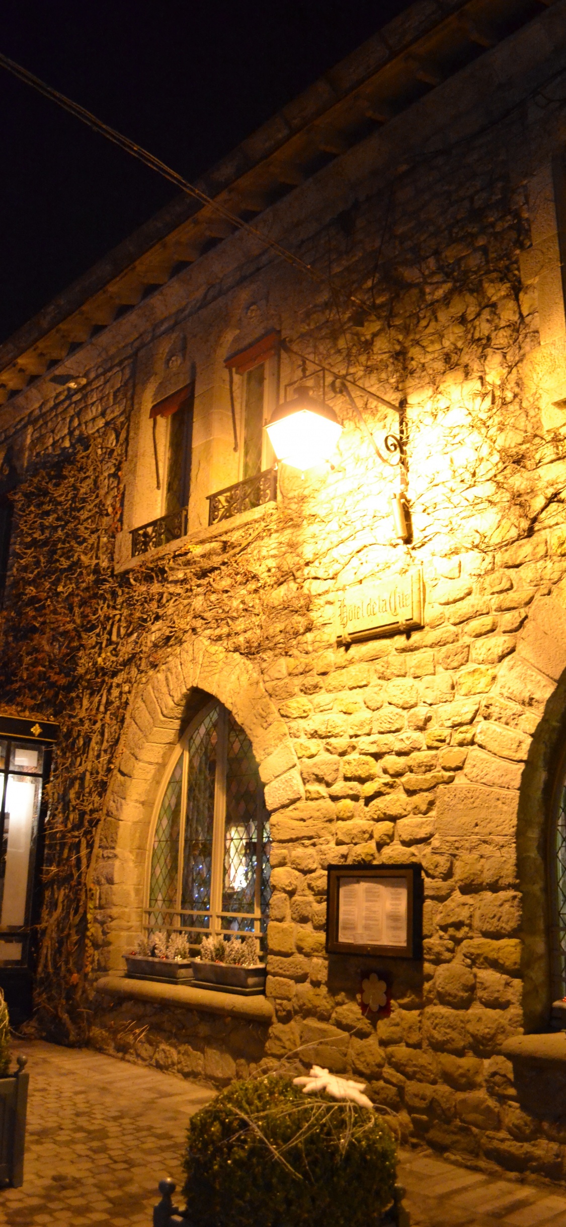 Braunes Backsteingebäude Mit Nachts Eingeschaltetem Licht. Wallpaper in 1125x2436 Resolution