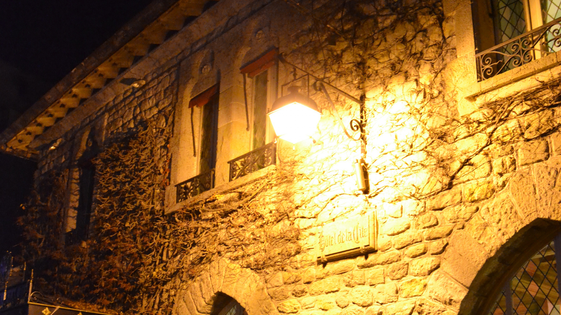 Edificio de Ladrillo Marrón Con Luz Encendida Durante la Noche. Wallpaper in 1920x1080 Resolution