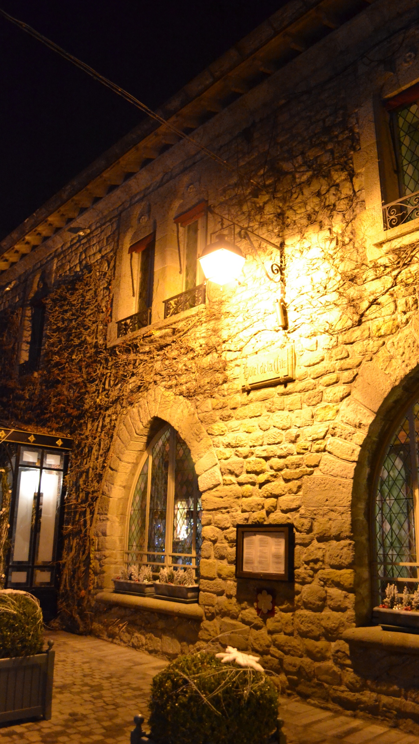 Bâtiment en Briques Brunes Avec Lumière Allumée Pendant la Nuit. Wallpaper in 1440x2560 Resolution