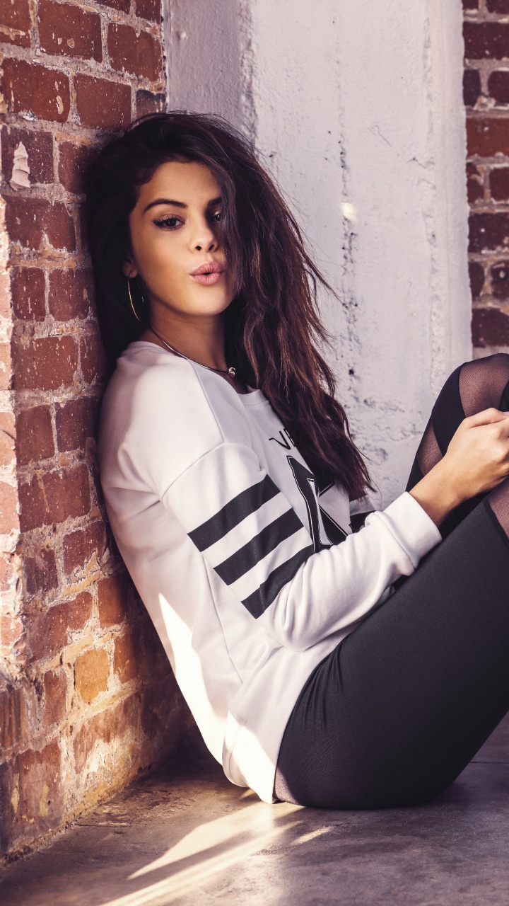 Selena Gomez, Vêtement, Beauté, Séance, Jambe. Wallpaper in 720x1280 Resolution