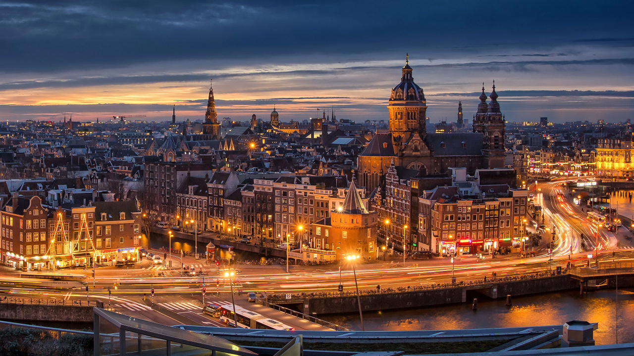 Bâtiments de la Ville Près D'un Plan D'eau Pendant la Nuit. Wallpaper in 1280x720 Resolution