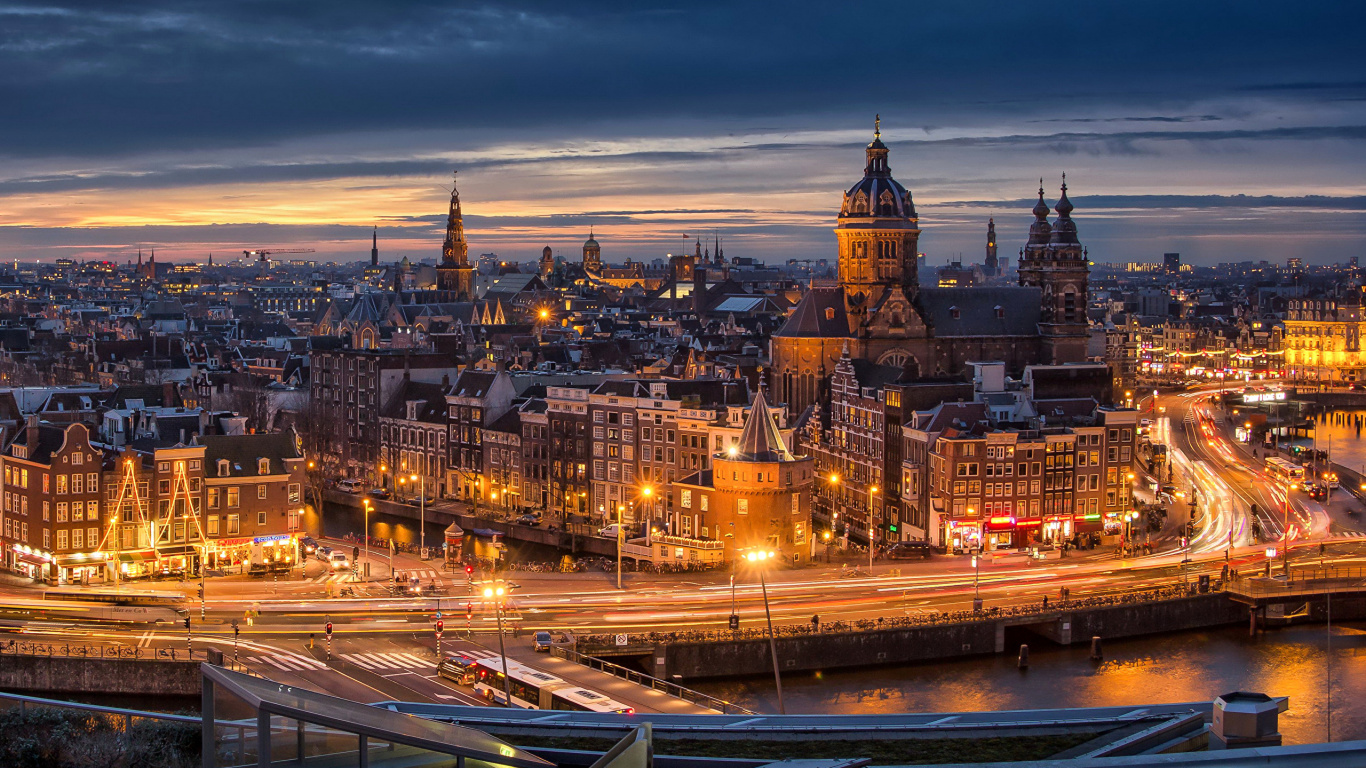 Bâtiments de la Ville Près D'un Plan D'eau Pendant la Nuit. Wallpaper in 1366x768 Resolution