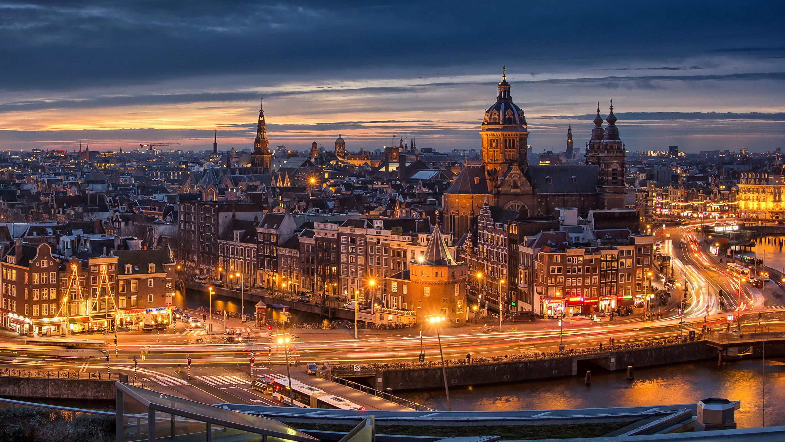 Bâtiments de la Ville Près D'un Plan D'eau Pendant la Nuit. Wallpaper in 2560x1440 Resolution