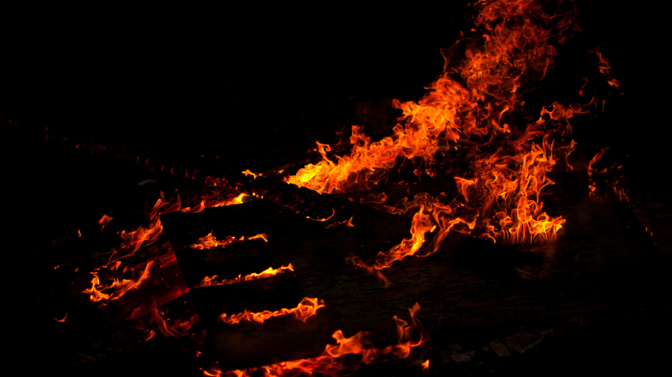 Feu en Feu Pendant la Nuit. Wallpaper in 1366x768 Resolution