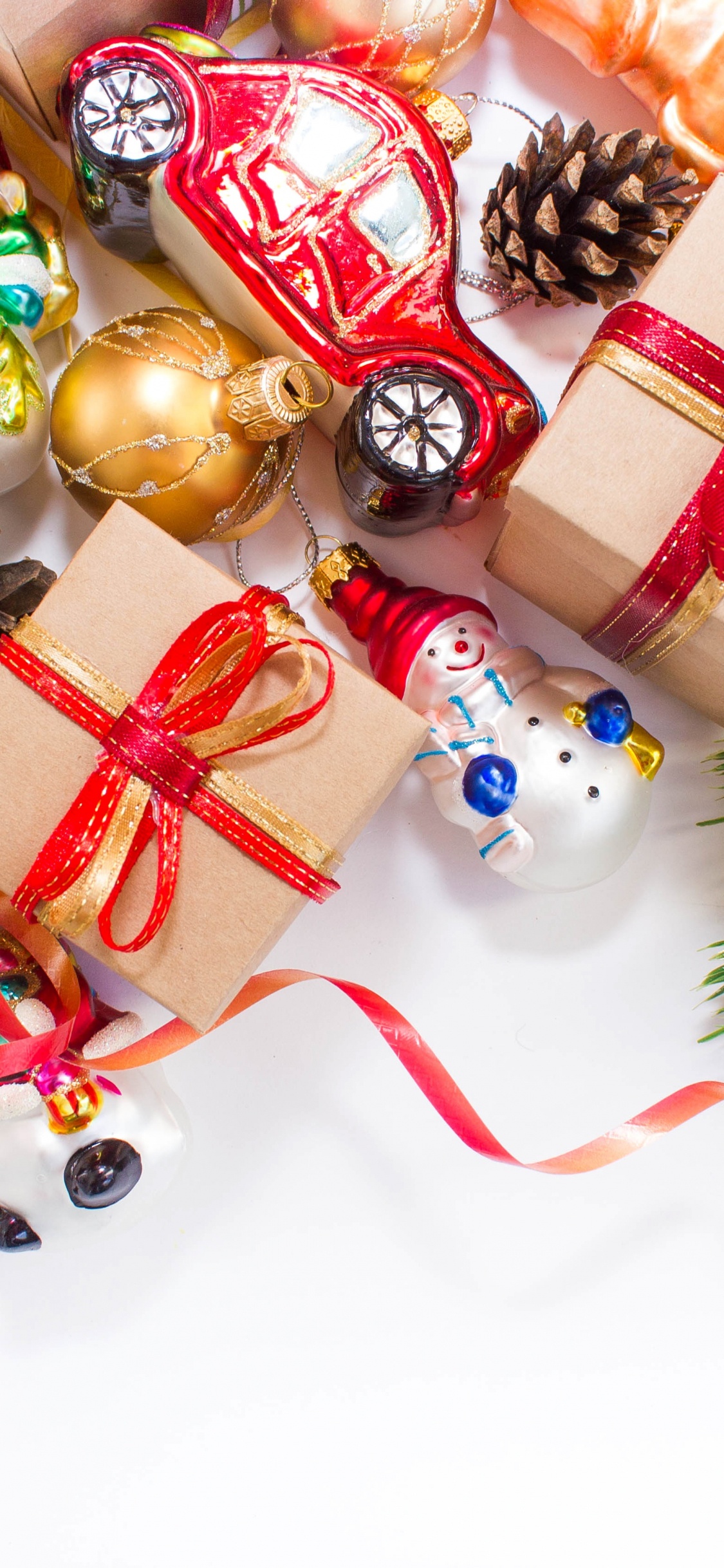 Nouvelle Année, Cadeau, Ornement de Noël, Décoration de Noël, Voiture. Wallpaper in 1125x2436 Resolution