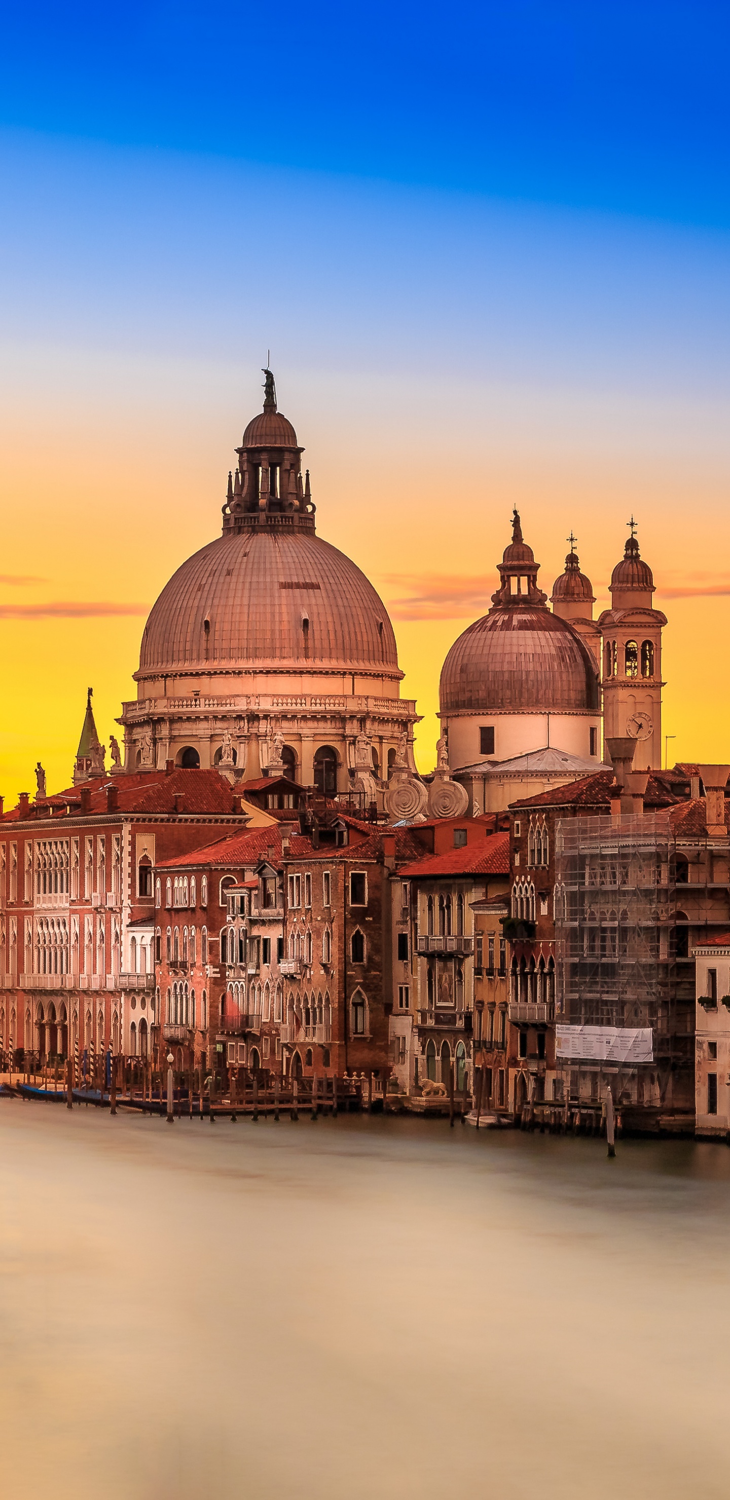 Bâtiment en Béton Blanc et Marron Pendant le Coucher du Soleil. Wallpaper in 1440x2960 Resolution