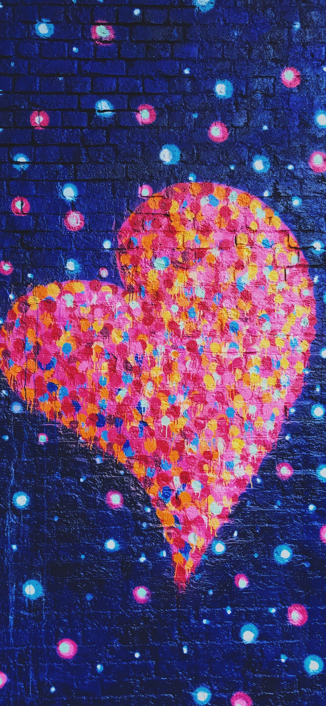 Corazón Rojo Con Ilustración de Corazones Azul y Rosa. Wallpaper in 1125x2436 Resolution