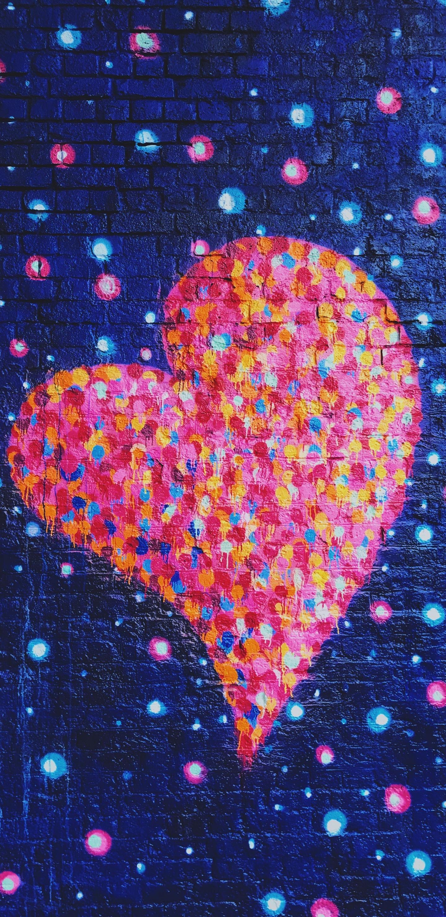 Corazón Rojo Con Ilustración de Corazones Azul y Rosa. Wallpaper in 1440x2960 Resolution