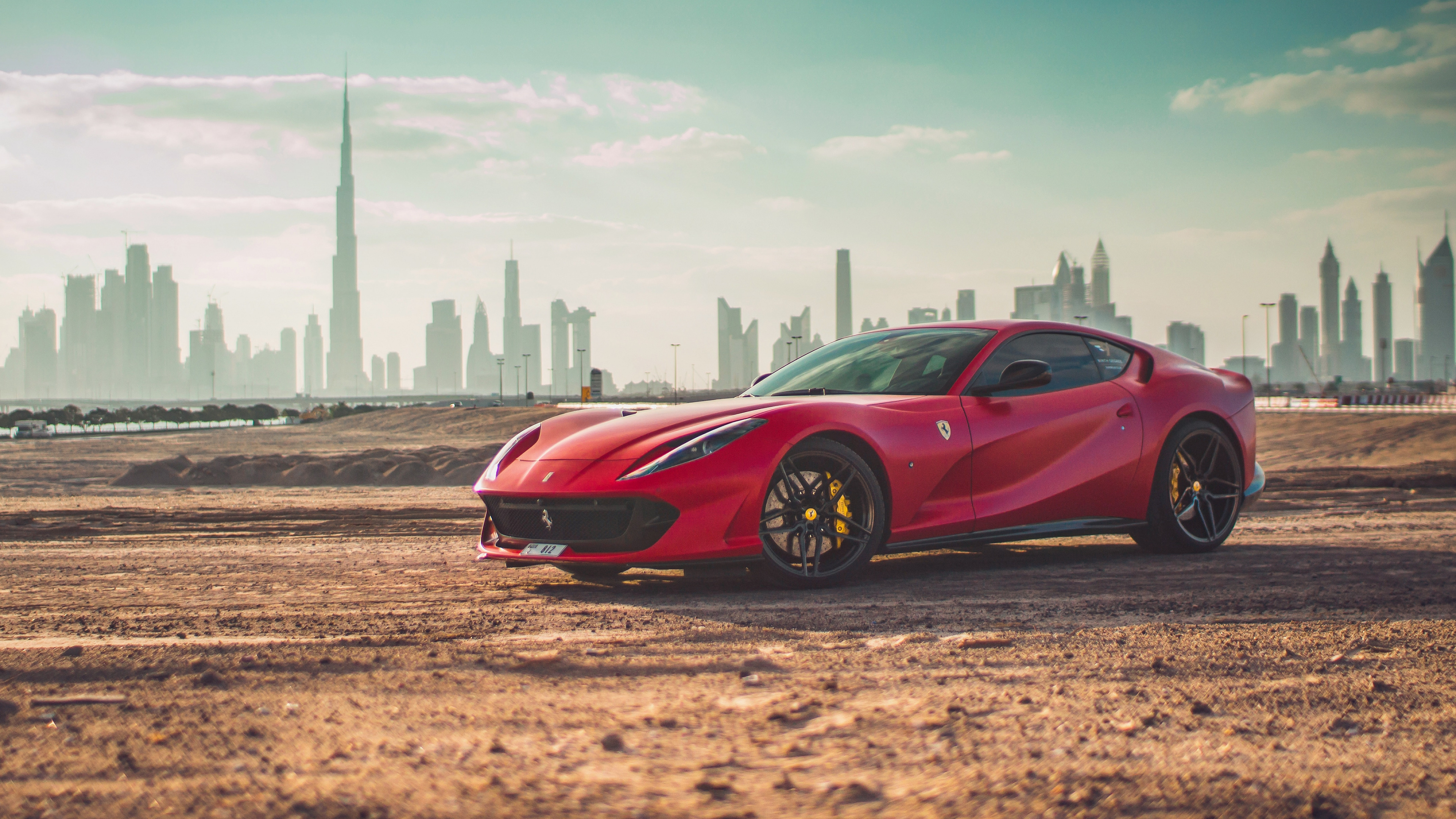 Ferrari 458 Italia Rojo en Campo Marrón. Wallpaper in 3840x2160 Resolution