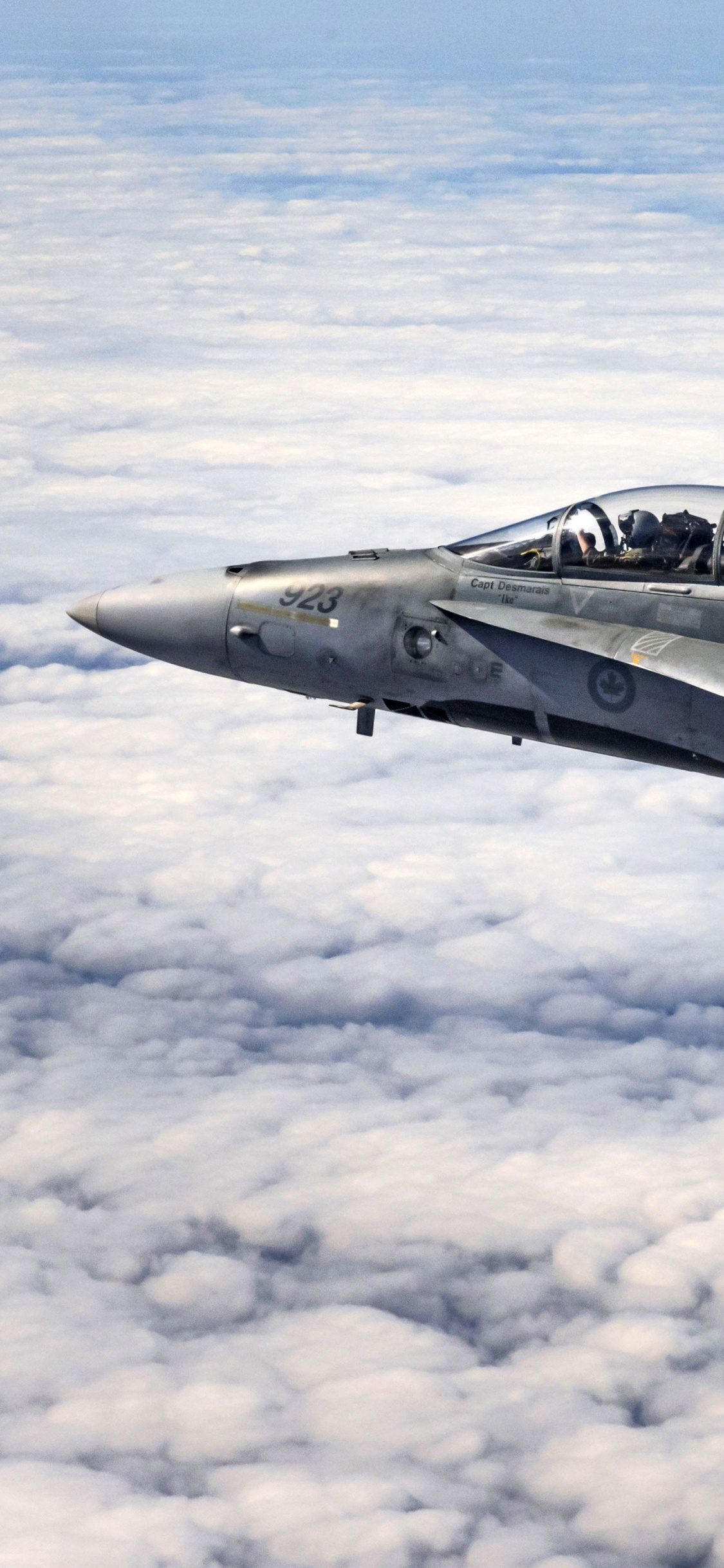 Avion à Réaction Noir Survolant Les Nuages Blancs Pendant la Journée. Wallpaper in 1125x2436 Resolution