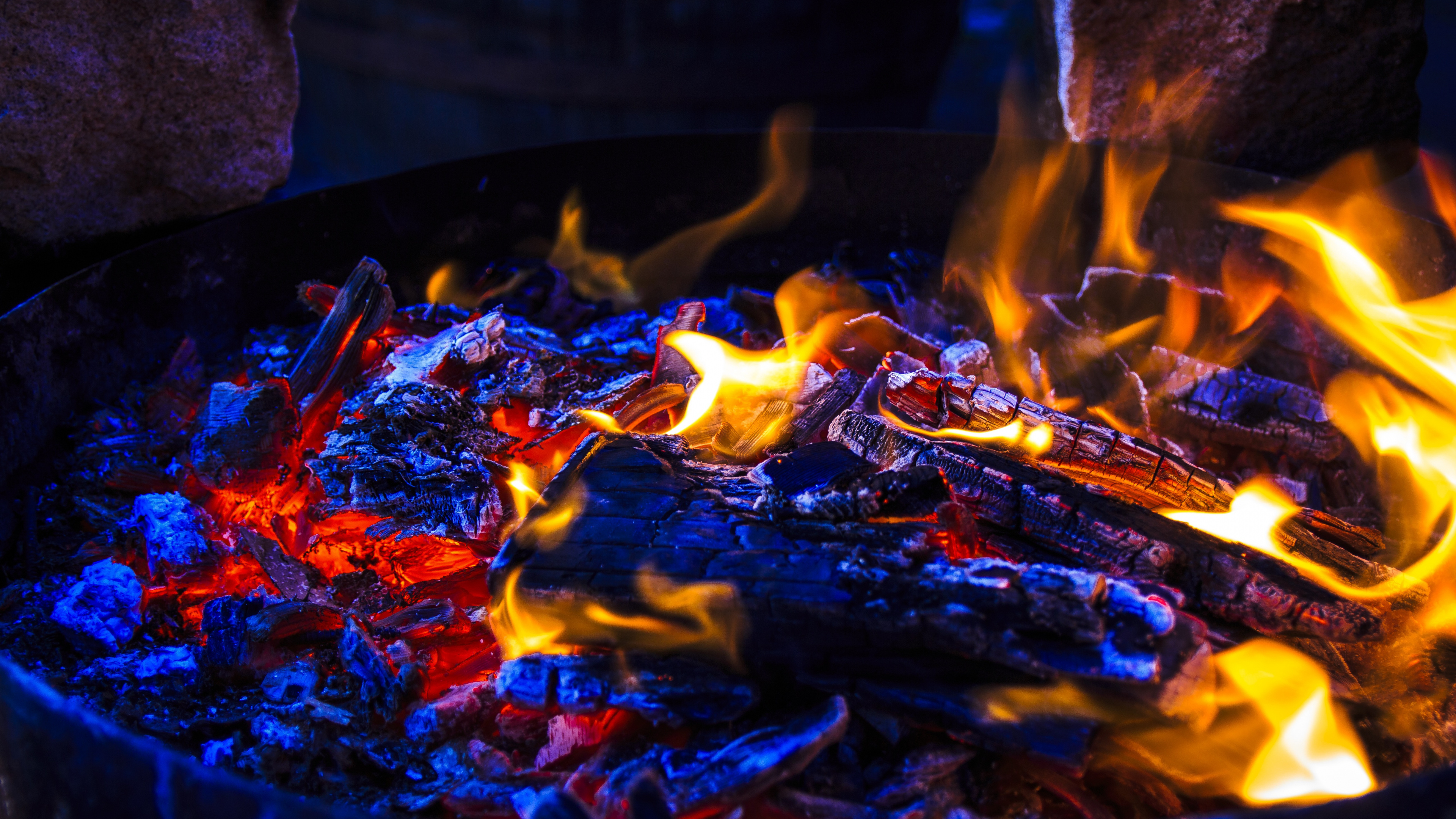 Brennendes Holz Auf Der Feuerstelle. Wallpaper in 3840x2160 Resolution