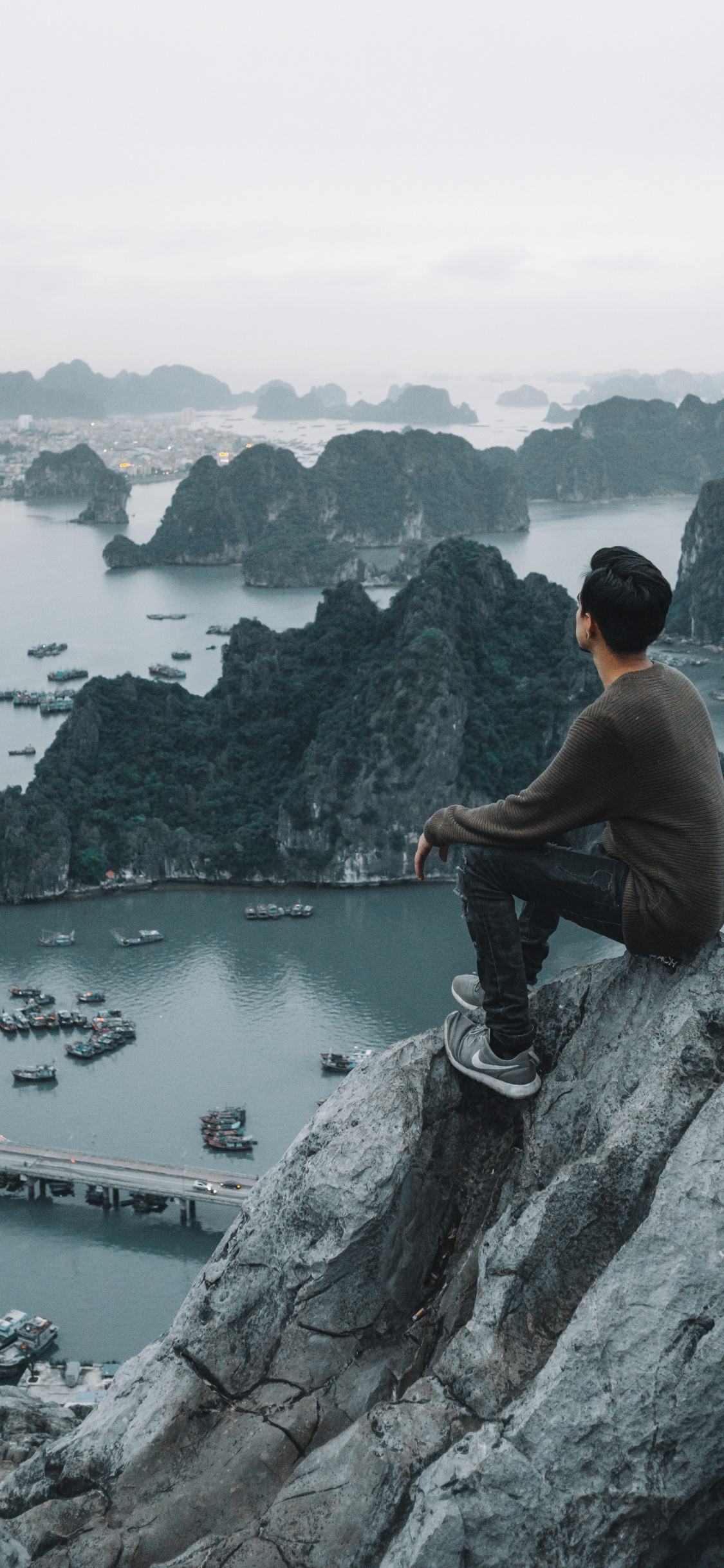 Rock, Sea, Coastal and Oceanic Landforms, Mountain, Tourism. Wallpaper in 1125x2436 Resolution