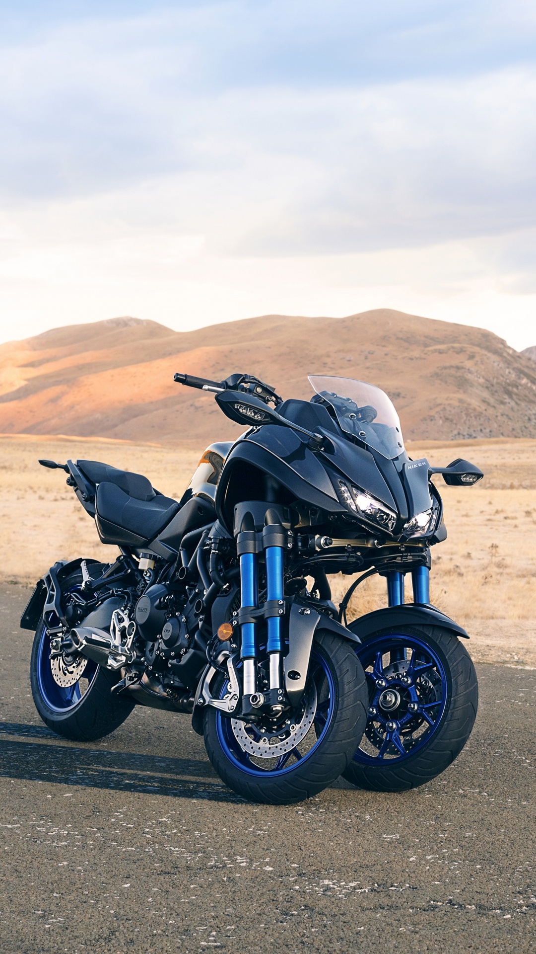 Moto Noire Sur Route Pendant la Journée. Wallpaper in 1080x1920 Resolution