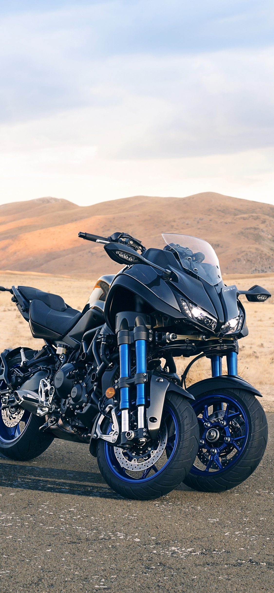 Moto Noire Sur Route Pendant la Journée. Wallpaper in 1125x2436 Resolution