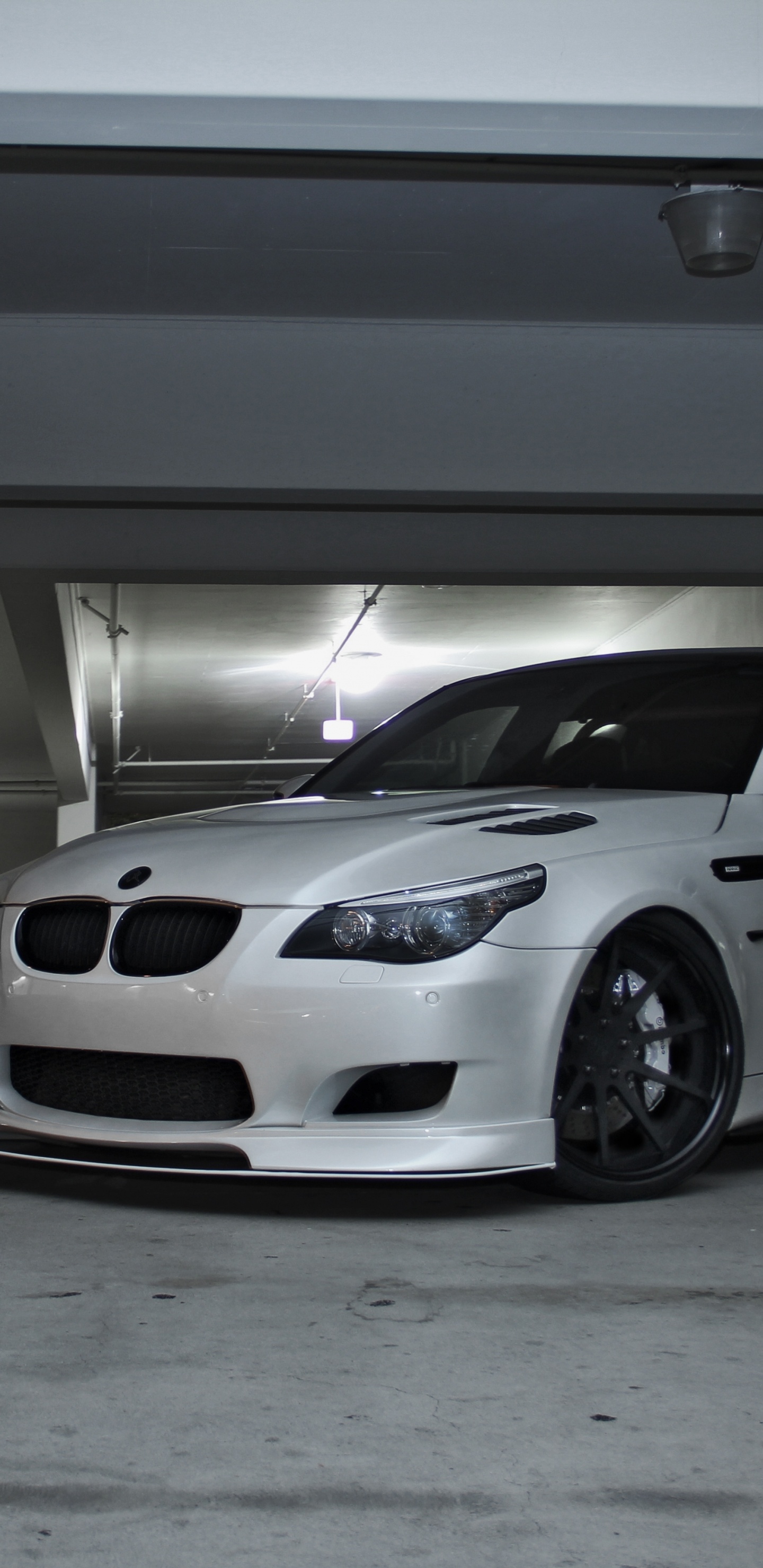 Blanco Bmw m 3 Coupe Estacionado en el Garaje. Wallpaper in 1440x2960 Resolution