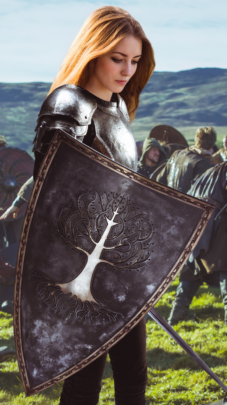 Frau in Schwarzer Lederjacke Mit Schwarzem Schild. Wallpaper in 750x1334 Resolution